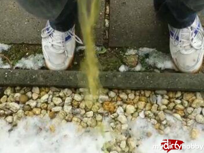 Er pisst in den Schnee