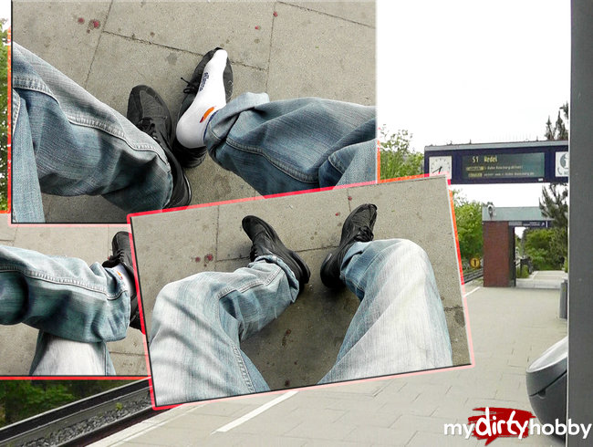 Masterskaterboy  Sneakers an der Bahnhaltestellen