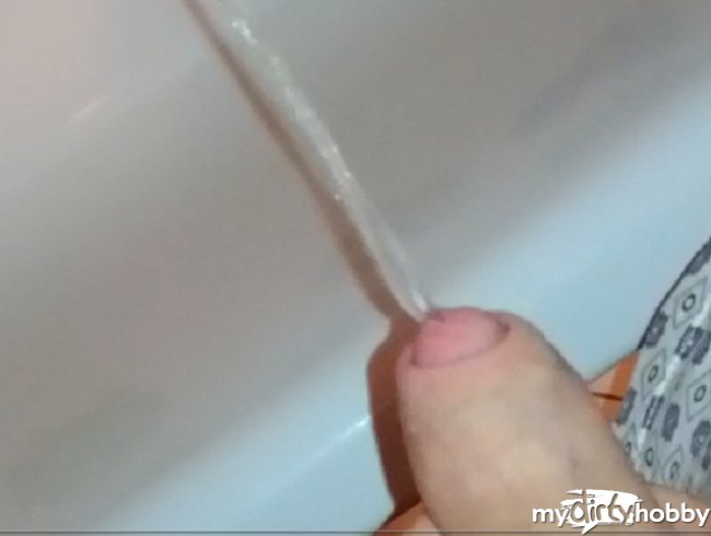 In die Badewanne Gepisst und Shower über die Hand ;) Pisse ist Geil ;)