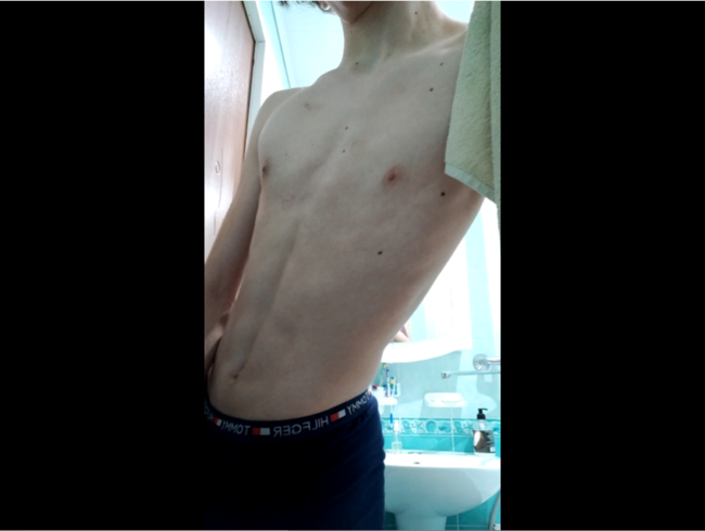 Teen Athlet Boy zeigt nur seinen dünnen Körper