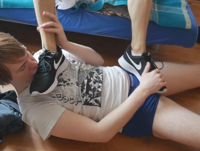 Intensiver schweißtreibender Fußjob von Sneaker-Twink